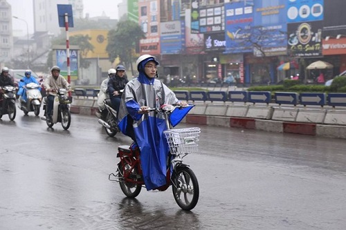    Đi xe đạp điện đúng cách dưới trời mưa